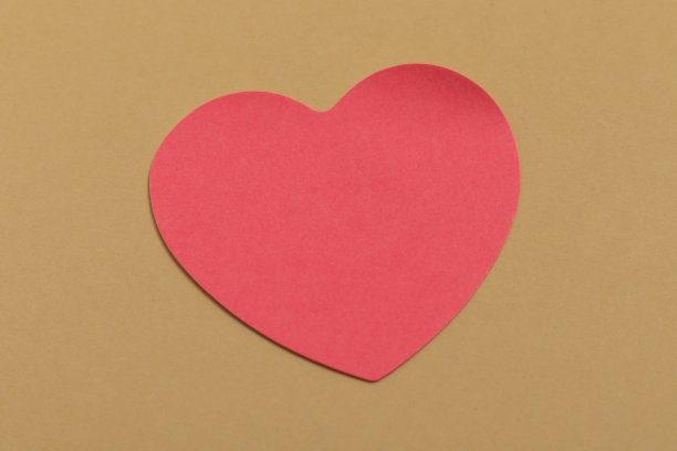 纸红色的心在棕色的背景。图片下载