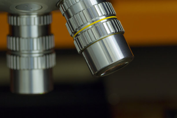 在明亮的背景上用柔和的焦点拍摄目标图片下载