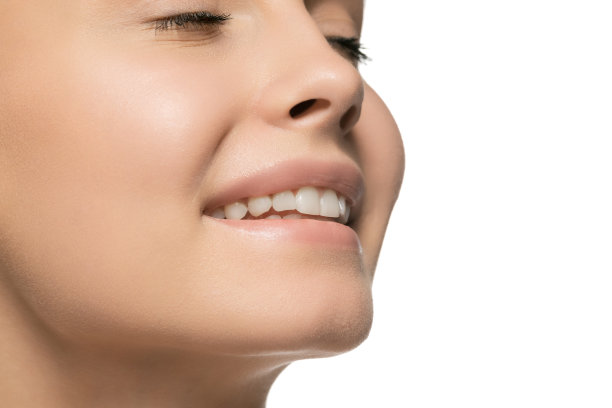 裁剪肖像美丽的年轻女孩干净，保持皮肤。化妆品的概念，化妆，自然生态的处理，护肤。图片下载