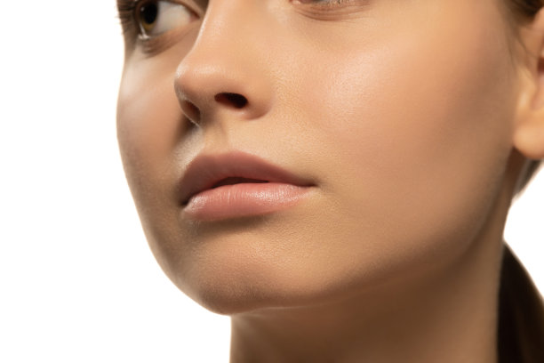 裁剪肖像美丽的年轻女孩干净，保持皮肤。化妆品的概念，化妆，自然生态的处理，护肤。图片下载