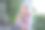 白发苍苍、成熟的老年女性在家外面用笔记本电脑坐在花园里，手里拿着咖啡杯。积极的老年人，无忧无虑的人，享受科技和社交。旅行或退休图片下载