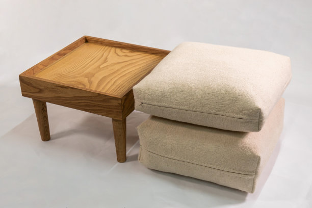 木制床头柜，白色背景上有手工制作的枕头图片下载