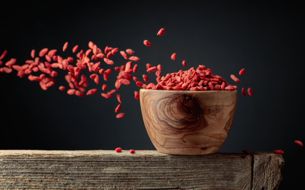 干枸杞浆果倒在一个木碗里。图片下载