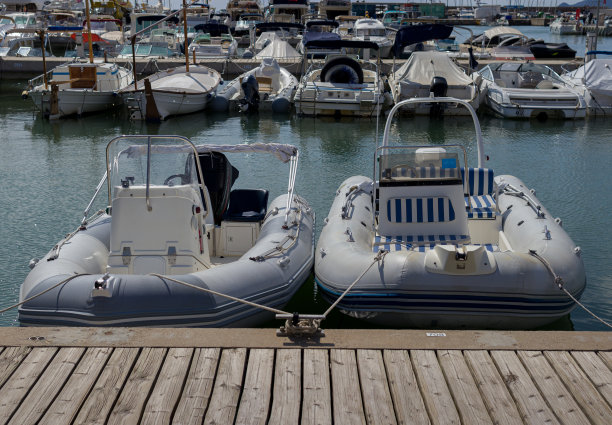 停靠在码头上的两艘船图片下载