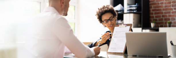 两个商人在交谈图片下载