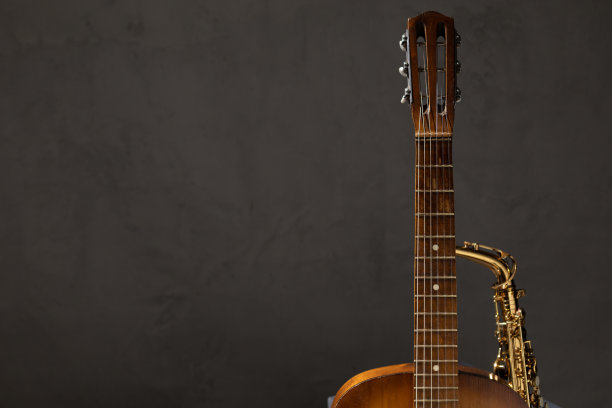 地板上的原声吉他和萨克斯管音乐概念图片下载