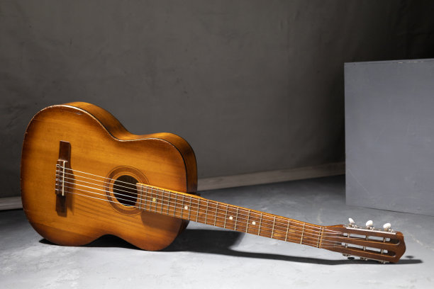 地板上的原声吉他图片下载