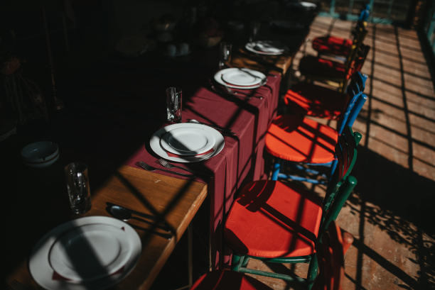 美丽的波西米亚婚礼餐桌装饰。图片下载