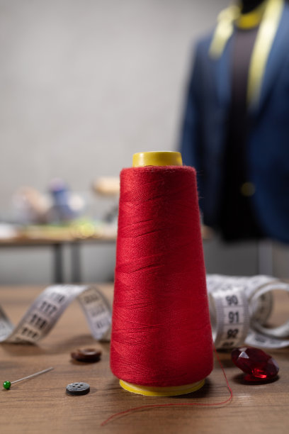 线轴和针与缝纫工具放在桌子上。概念服装工作室工作场所图片下载