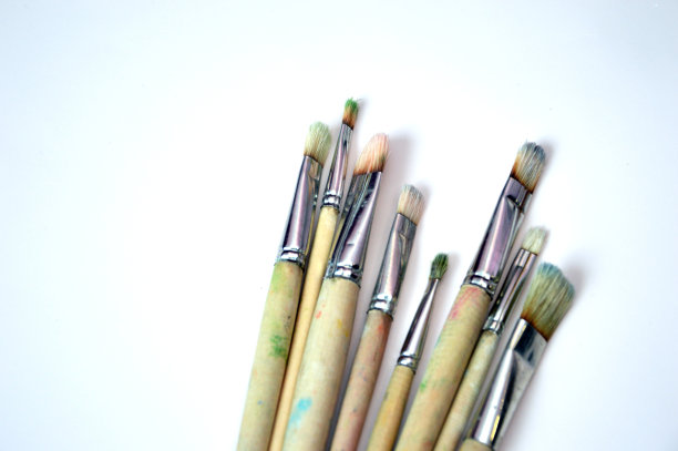 不同尺寸的刷子，木制把手和白色背景上的自然刷毛。释放文本空间。图片下载