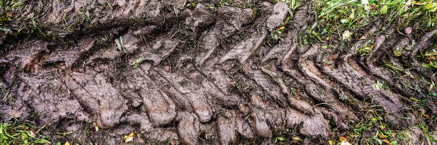 在土路和泥泞的乡村道路上的越野轮胎痕迹图片下载