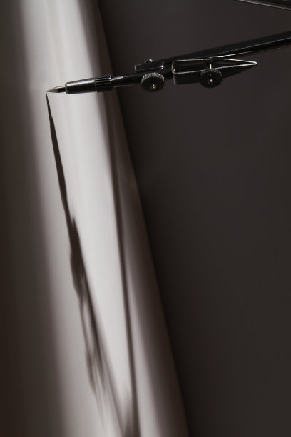 指南针是黑色背景下的几何工具。危机和困难，冲突，隐喻的概念。冒险和肾上腺素的生活方式。办公用品图片下载