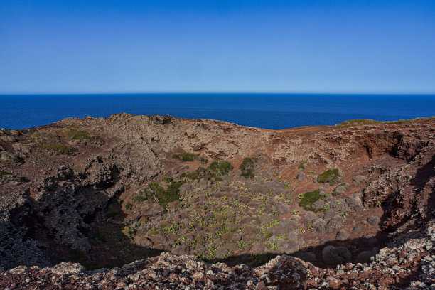 在蒙地尼洛火山山顶上看到的利诺萨海的海景图片下载