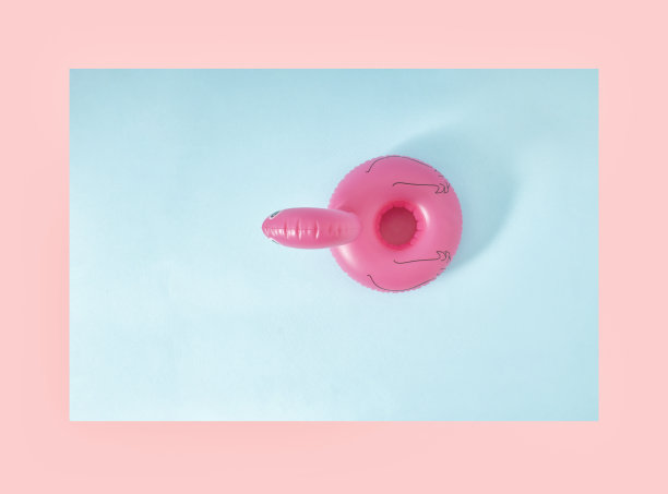 创意平面概念的夏季泳池派对与火烈鸟在水里。副本的空间。“n图片下载