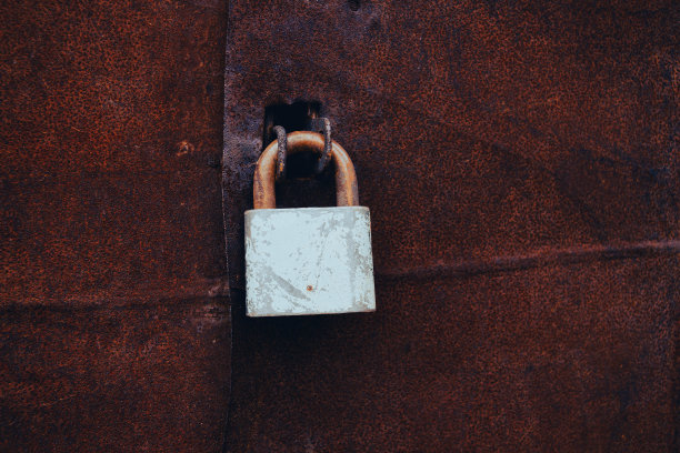 旧的挂锁。心形的门锁。图片下载