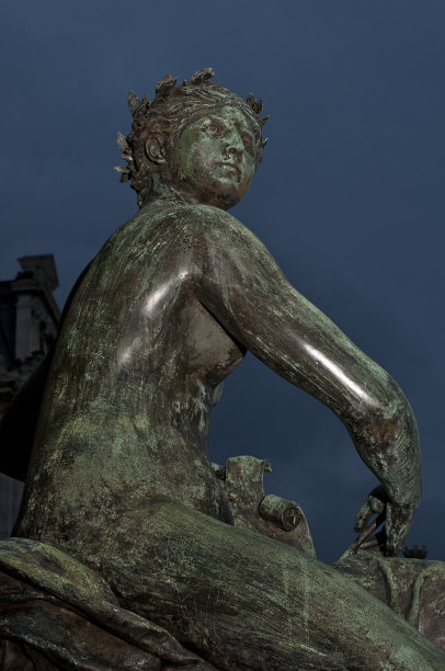 《艺术》是巴黎市政厅前的一座讽喻雕塑图片下载