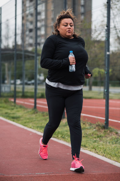肥胖的西班牙女人在跑步图片下载