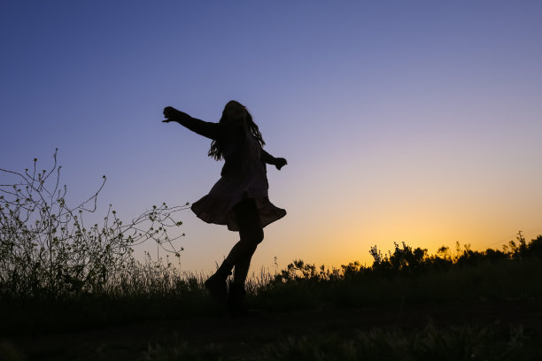 日落时少女的剪影图片下载