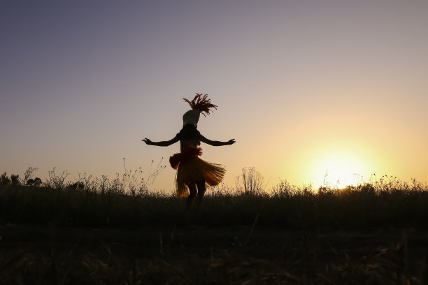 塔希提少年舞者在田野剪影图片下载
