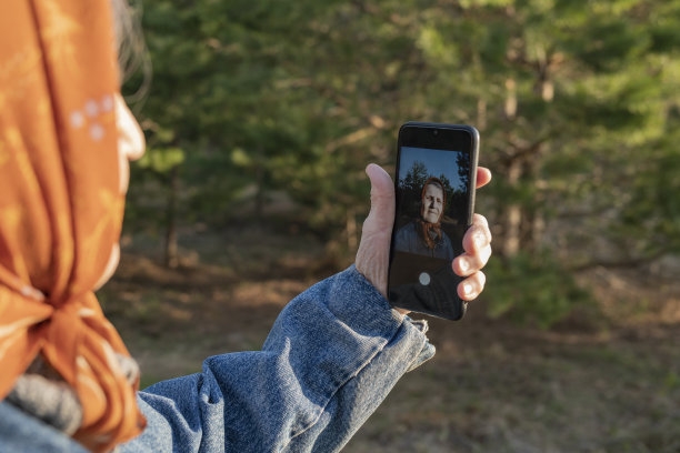 进步的老妇人图片下载