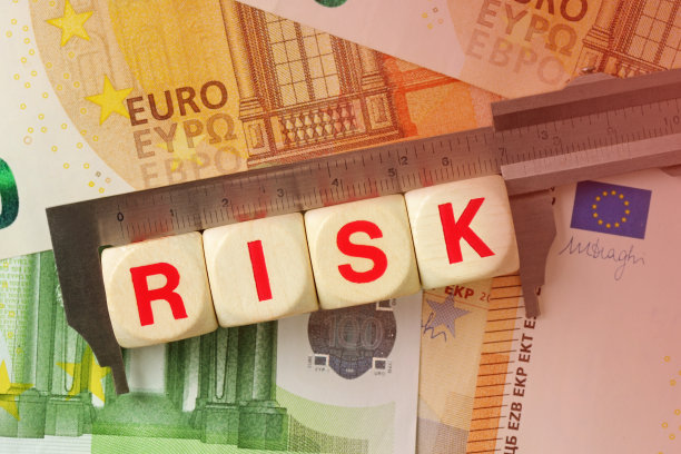 游标卡尺和木块与欧元货币风险一词的背景——欧元与金融风险的概念图片下载