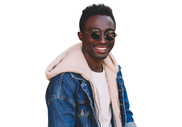 肖像快乐微笑的年轻非洲人看相机穿牛仔裤夹克孤立在白色背景图片下载
