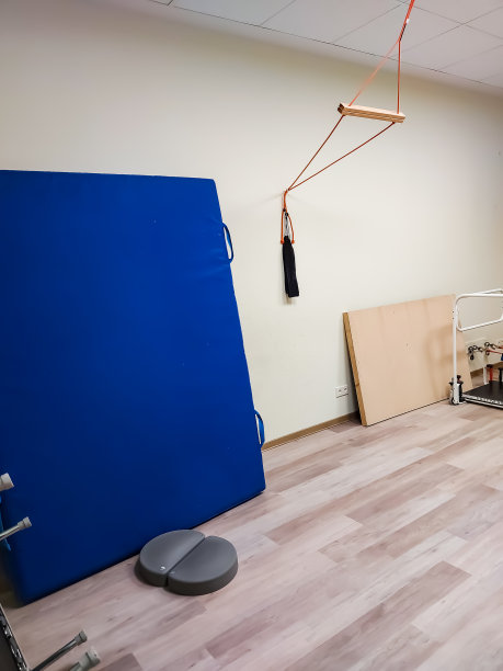 运动室内的运动器材图片下载