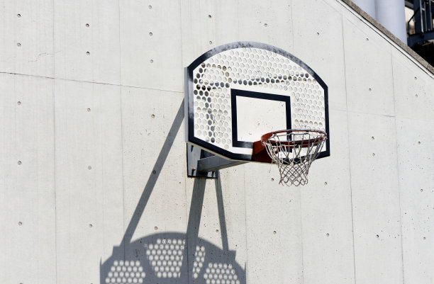 白色混凝土墙上的篮球框图片下载