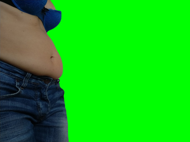 下垂的腹部。褶皱的皮革和两边的脂肪垂在牛仔裤的腰部。暴饮暴食或怀孕。肥胖和糖尿病。绿色色度键背景。脂肪团松弛的肌肉图片下载