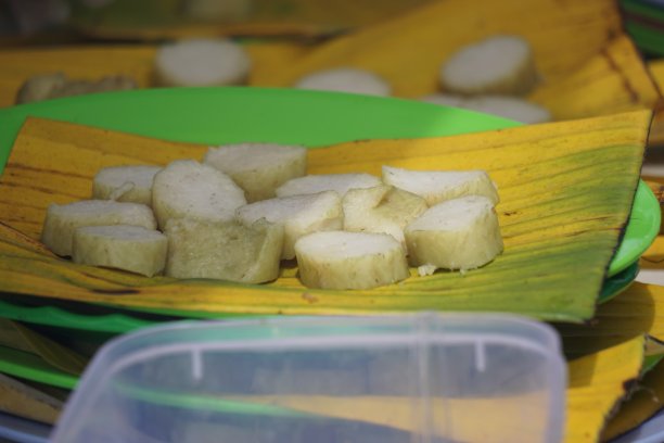 年糕(印尼语叫龙通)以自然为背景。龙通通常被香蕉叶覆盖，以获得良好的气味。图片下载
