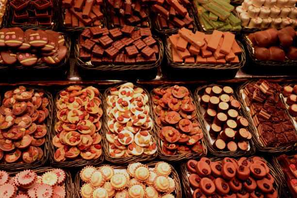 市场上豪华的巧克力果仁糖图片下载