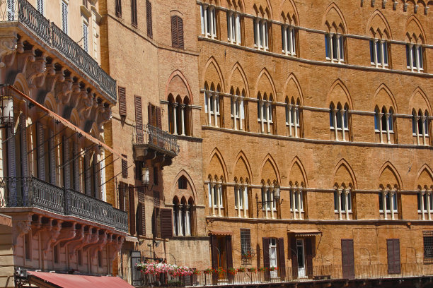 锡耶纳田野广场：普布利科宫和曼贾塔图片下载