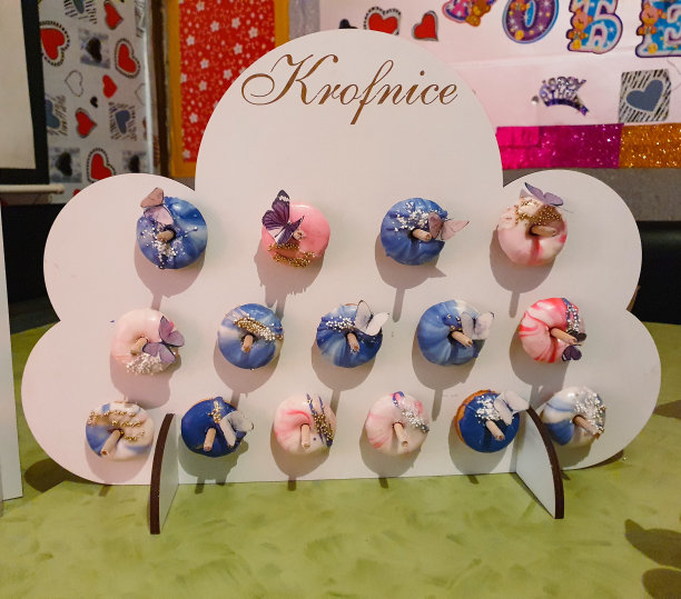 第一个生日的甜蜜餐桌图片下载