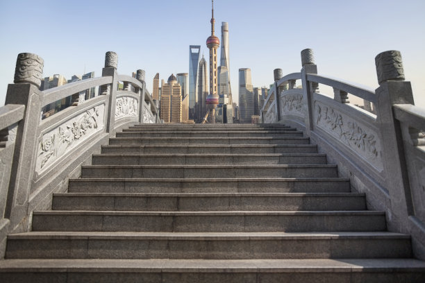 传统中国石拱桥通往现代香港图片下载