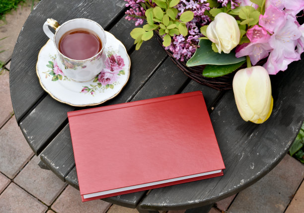 母亲节花园茶话会，春天的鲜花和美丽的户外环境图片下载