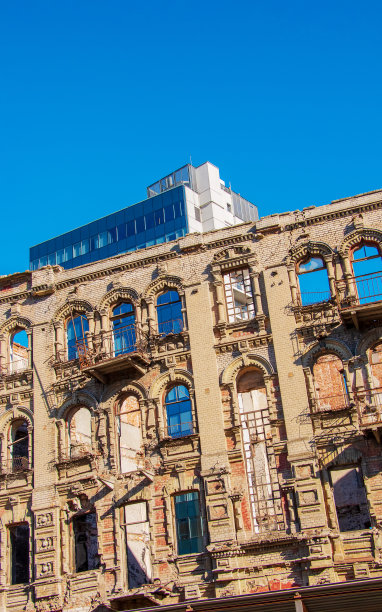 破败的旧砖建筑，破碎的窗户俯瞰天空。图片下载