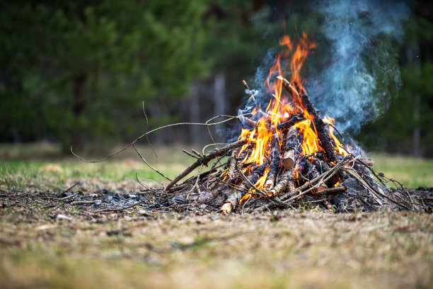 燃烧的篝火图片下载