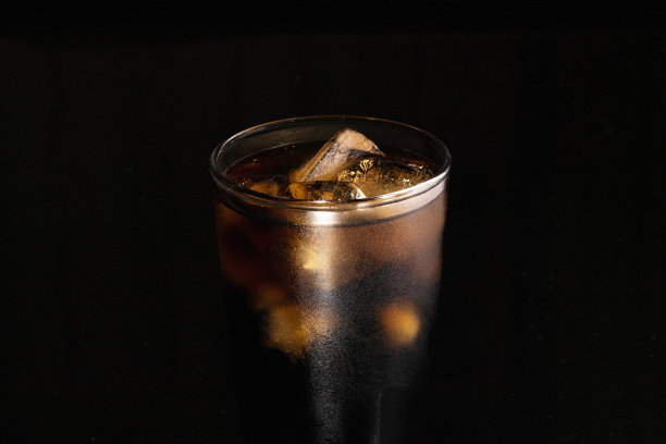 特写的冰可乐孤立在黑色背景图片下载
