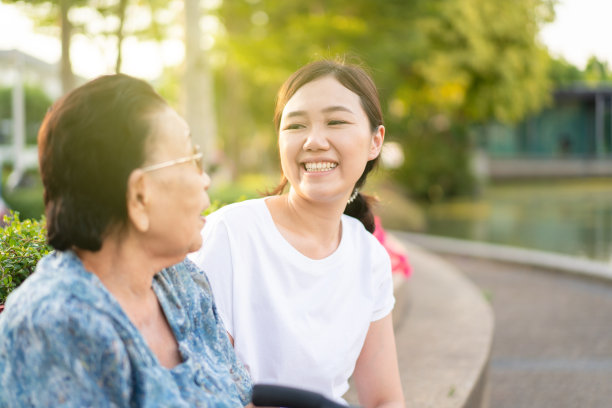 祖母和孙女在公园里。图片下载