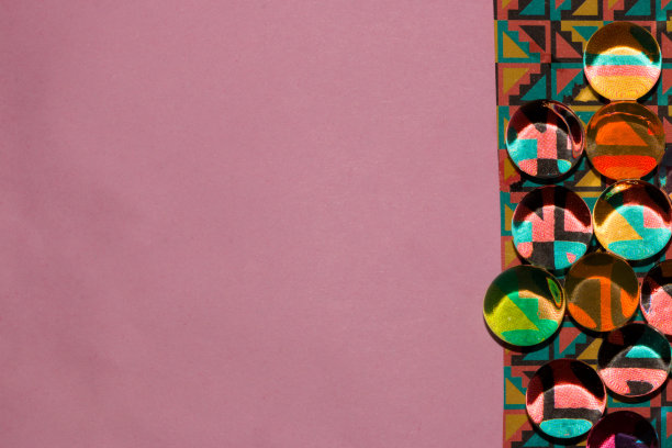 彩色的复古墙纸，透明的珠子旁边的粉红色背景作为复制空间图片下载