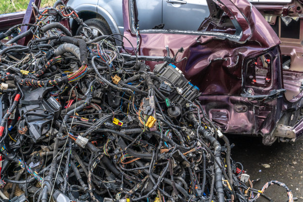 汽车仓库里一辆汽车上的电缆图片下载