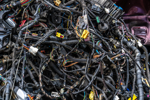 汽车零件在废车场图片下载