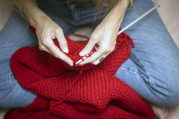 女孩织了一条围巾图片下载