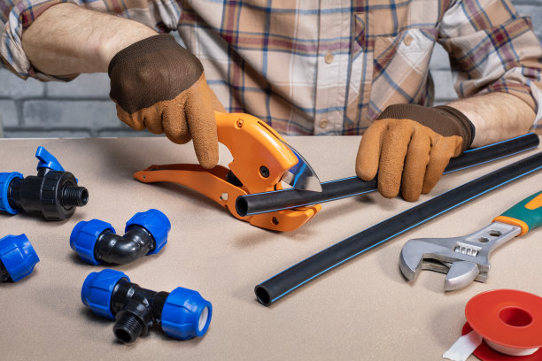 水管工修理塑料管道，维修供水系统图片下载