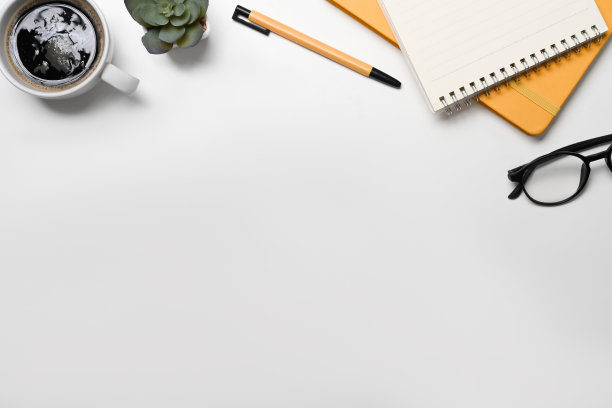 白色办公桌上有记事本、眼镜、咖啡杯和多肉植物。平的。图片下载