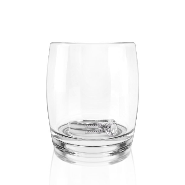 优雅的钻石戒指。空玻璃孤立在白色背景。三维渲染图片下载