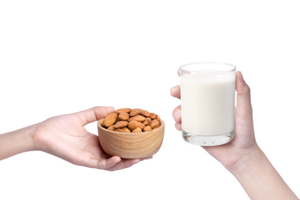 手拿一碗杏仁坚果和一杯牛奶孤立在白色背景图片下载