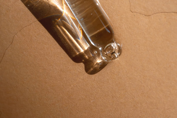 在米色背景上放一管化妆品凝胶。图片下载