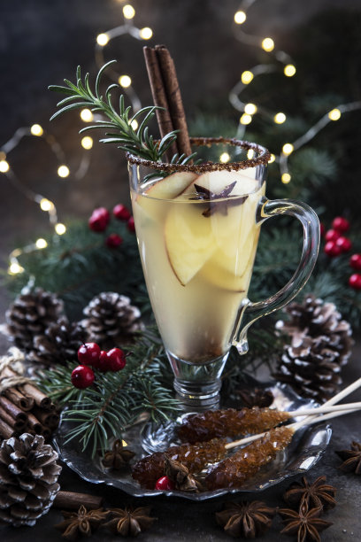 冬天和圣诞节的热苹果潘趣酒，神奇的节日灯图片下载