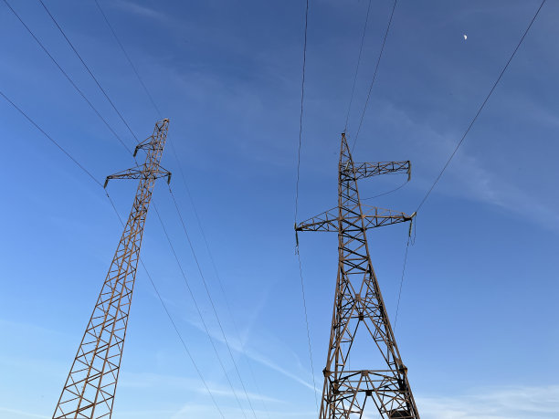 电力在城市蓝天和月亮图片下载